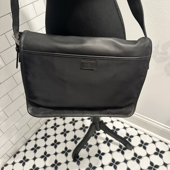 COACH, NWOT. Black smooth leather. Men’s computer bag with shoulder strap. - Picture 5 of 15